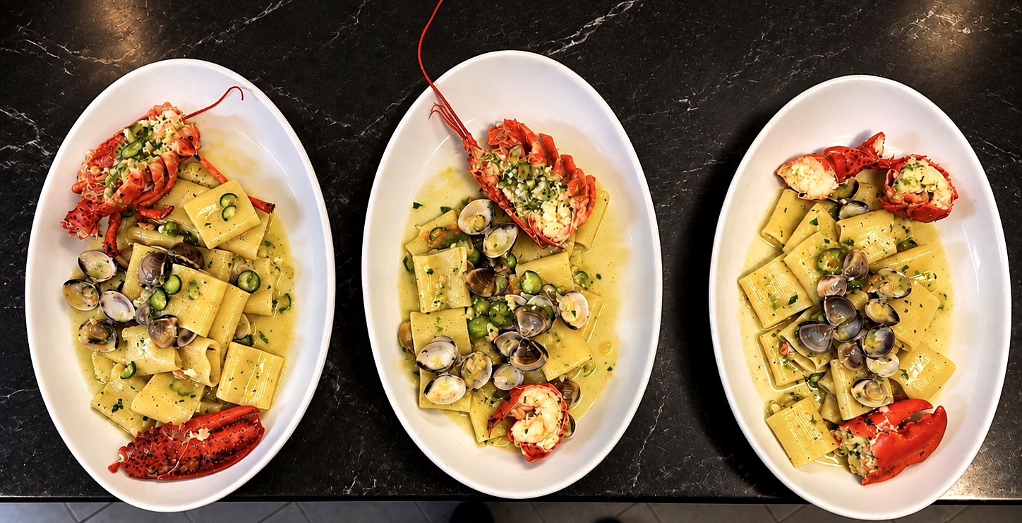 Paccheri con astice, vongole e fiori di zucca, visti dall'alto